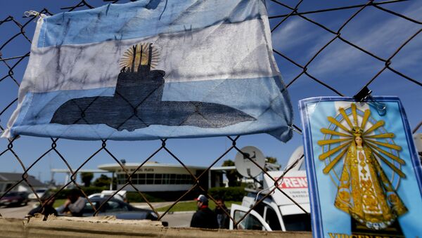 An Argentine national flag with a drawing of a submarine hangs from the fence surrounding the naval base in Mar del Plata, Argentina, Tuesday, Nov. 21, 2017 - Sputnik International