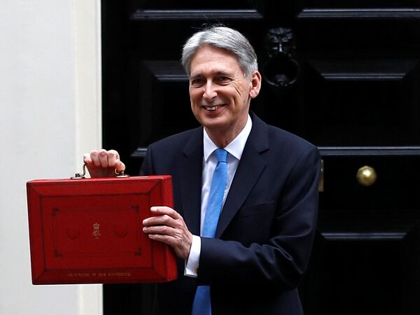 Britain's Finance Secretary Philip Hammond leaves Downing Street on his way to deliver his budget statement to parliament, London, Britain, November 22, 2017. Britain's Finance Secretary Philip Hammond leaves Downing Street on his way to deliver his budget statement to parliament, London, Britain, November 22, 2017. - Sputnik International