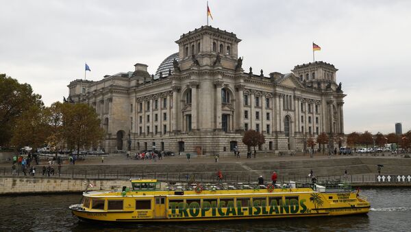 A boat with the colours of Jamaica's national flag is pictured in front of the German lower house of parliament, the Bundestag as members of the delegations of the CDU/CSU conservative alliance, the liberal FDP party and the left-leaning Green party meet for coalition talks all together for the first time in a bid to form a new government in Berlin - Sputnik International
