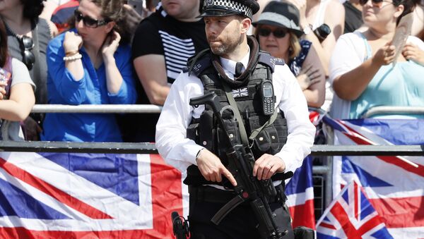 An armed police officer keeps guard as Britain's Royals return to Buckingham Palace, after attending the annual Trooping the Colour Ceremony in London, Saturday, June 17, 2017. - Sputnik International