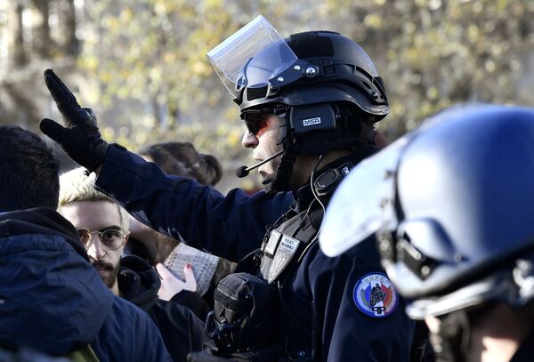 A police officer during a protest rally against changes to France's university admission rules, Paris A police officer during a protest rally against changes to France's university admission rules, Paris - Sputnik International