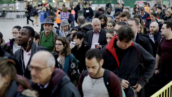 Passengers queue up for an express train in Victoria rail station London, Tuesday, Dec. 13, 2016. - Sputnik International