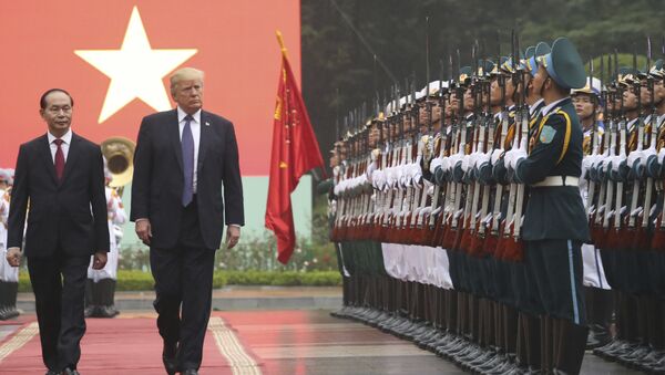 President Donald Trump, second from left, and Vietnamese President Tran Dai Quang review honor guard during an arrival ceremony at the Presidential Palace, Sunday, Nov. 12, 2017, in Hanoi, Vietnam. - Sputnik International