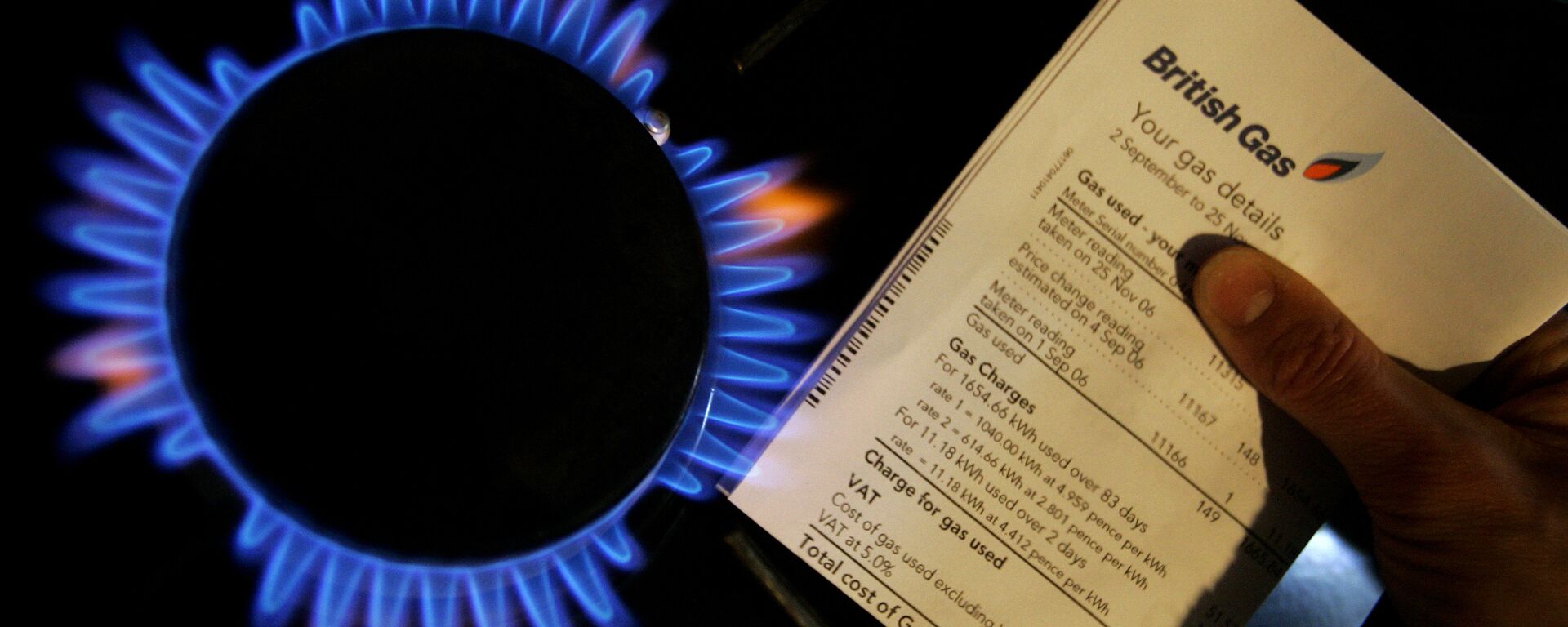 A British Gas bill is displayed by a gas ring on a cooker in this photo illustration in London, Thursday, Feb. 21, 2008. British Gas has reported annual profits of 571m, up from 95m in 2006.  - Sputnik International, 1920, 21.02.2023