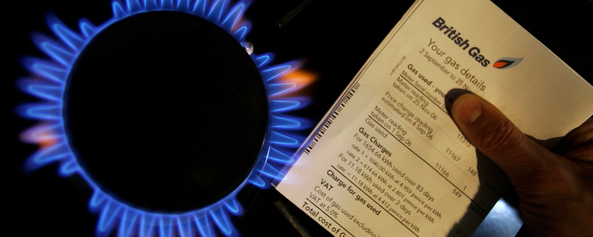 A British Gas bill is displayed by a gas ring on a cooker in this photo illustration in London, Thursday, Feb. 21, 2008. British Gas has reported annual profits of 571m, up from 95m in 2006.  - Sputnik International, 1920, 25.05.2022