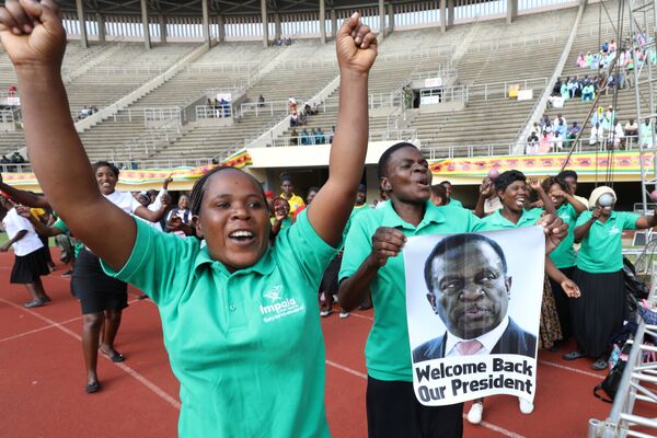 People gesture as they wait for the inauguration ceremony to swear in Zimbabwe's former vice president Emmerson Mnangagwa as president in Harare, Zimbabwe, November 24, 2017 - Sputnik International