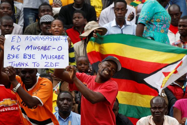 People wait for the inauguration ceremony to swear in Zimbabwe's former vice president Emmerson Mnangagwa as president in Harare, Zimbabwe, November 24, 2017 - Sputnik International