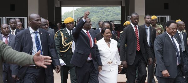 President elect Emmerson Mnangagwa (C,L) gestures as he arrives with his wife Auxilia (C,R) at the National Sport Stadium in Harare, on November 24, 2017 during the Inauguration ceremony - Sputnik International