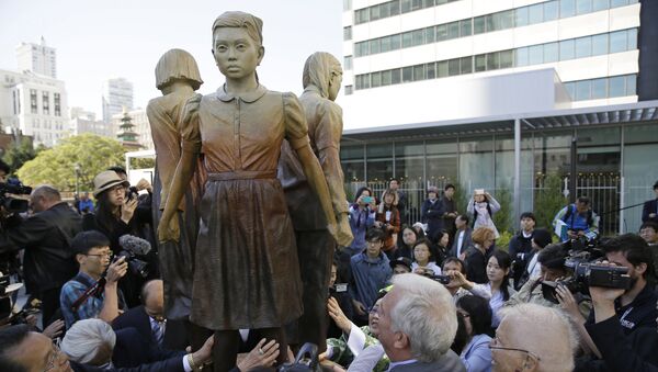 People move in to take a closer look at the Comfort Women monument after it was unveiled Friday, Sept. 22, 2017, in San Francisco - Sputnik International