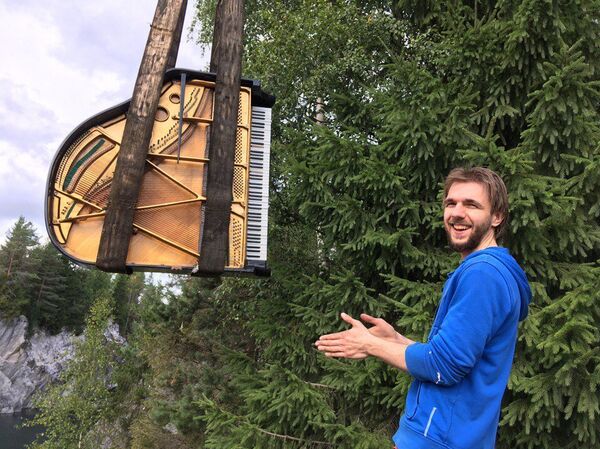 Pavel Andreev is seen here during the installation of a grand piano on pontoons at the Marble Canyon in Ruskeala, Karelia, Russia. Pavel Andreev is seen here during the installation of a grand piano on pontoons at the Marble Canyon in Ruskeala, Karelia, Russia. - Sputnik International