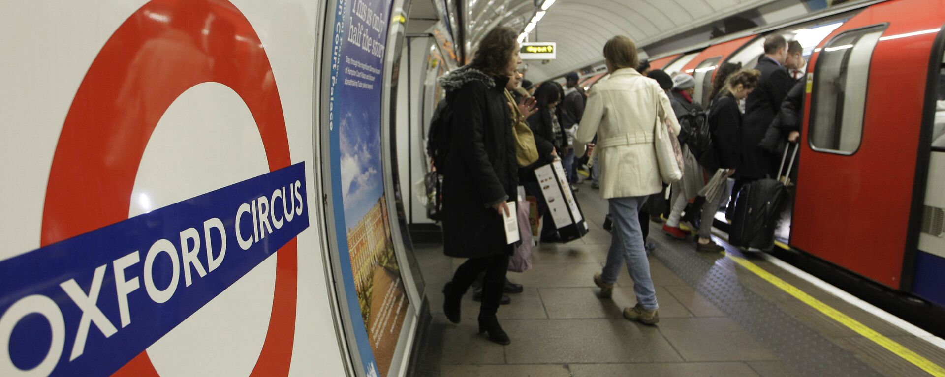 People board an underground Tube train at Oxford Circus underground station in London. (File) - Sputnik International, 1920, 13.03.2018