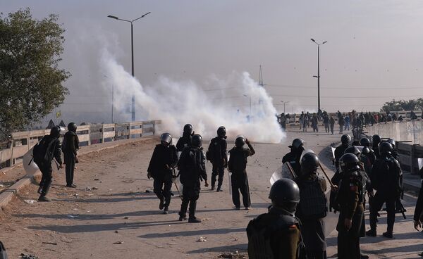 Pakistani riot policemen face off with protesters of the Tehreek-i-Labaik Yah Rasool Allah Pakistan (TLYRAP) religious group during a clash in Islamabad on November 25, 2017 Pakistani riot policemen face off with protesters of the Tehreek-i-Labaik Yah Rasool Allah Pakistan (TLYRAP) religious group during a clash in Islamabad on November 25, 2017 - Sputnik International