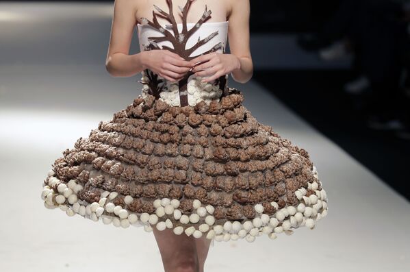Haute Couture: Models Wear Dazzling Dresses Made of Chocolate - Sputnik International
