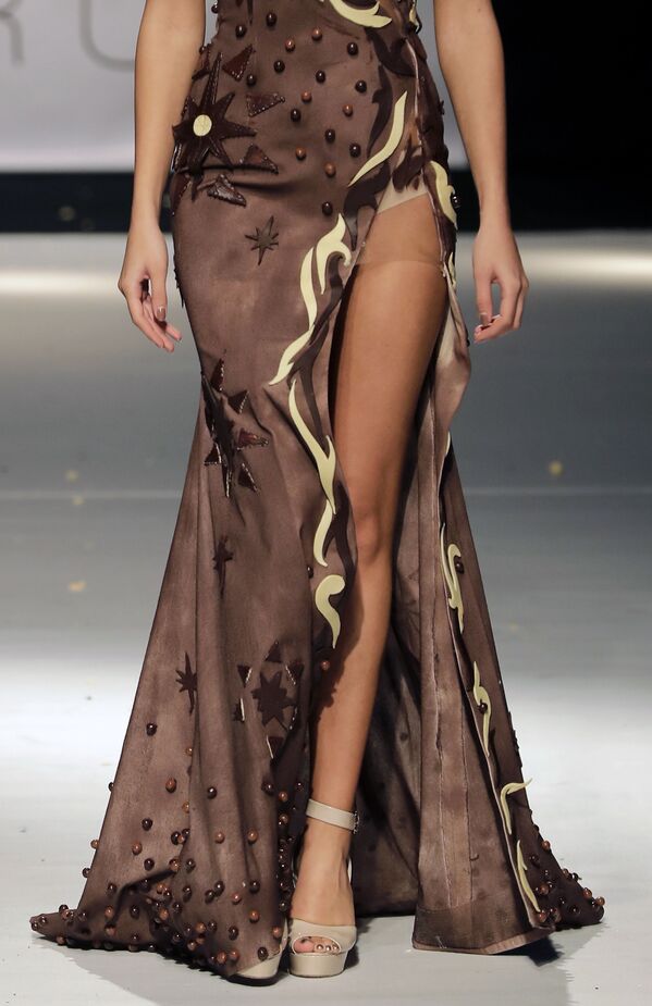 Haute Couture: Models Wear Dazzling Dresses Made of Chocolate - Sputnik International