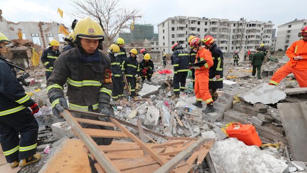Rescue workers work at the site of a blast in Ningbo, Zhejiang province, China November 26, 2017 - Sputnik International