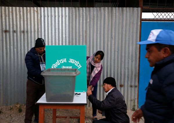 Officers from election commission works to set up a polling station during the parliamentary and provincial elections at Chautara in Sindhupalchok District November 26, 2017 Officers from election commission works to set up a polling station during the parliamentary and provincial elections at Chautara in Sindhupalchok District November 26, 2017 - Sputnik International