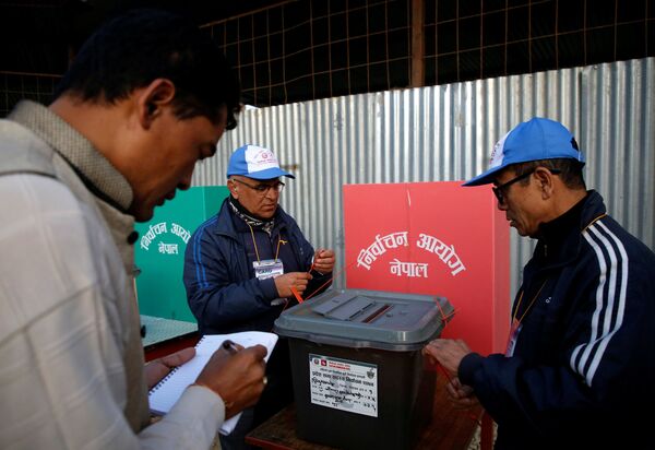 Officers from election commission seal a ballot box during the parliamentary and provincial elections at Chautara in Sindhupalchok District November 26, 2017 Officers from election commission seal a ballot box during the parliamentary and provincial elections at Chautara in Sindhupalchok District November 26, 2017 - Sputnik International