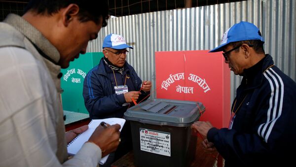 Officers from election commission seal a ballot box during the parliamentary and provincial elections at Chautara in Sindhupalchok District November 26, 2017 - Sputnik International