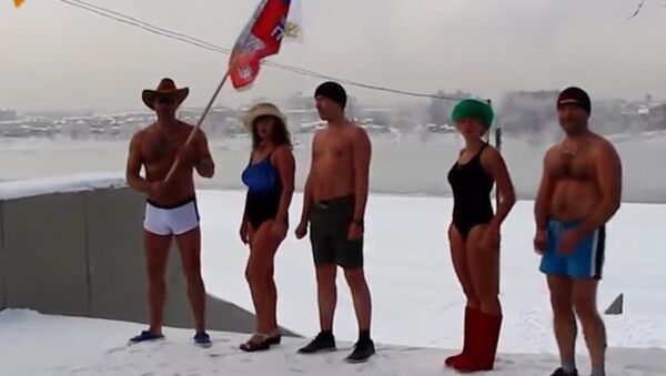 These Crazy Russians Strip Down for a Freezing Winter Jog - Sputnik International