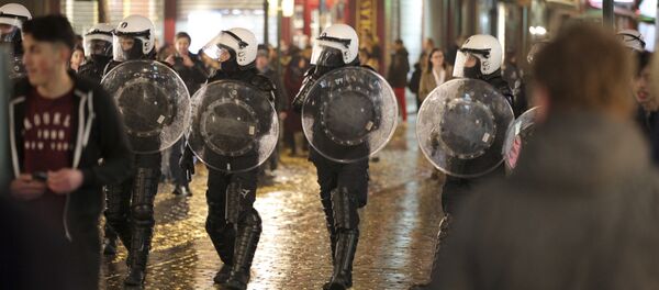 Belgian police march against demonstrators during unrest in Brussels on Wednesday, Nov. 15, 2017 - Sputnik International