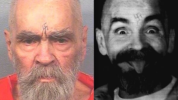 a montage of two file images, 1989 (r.) and 2017 (l.) depicting mass murderer and cult leader Charles Manson who was jailed for life in the 1969 killings of 6 people, including an unborn child (Reuters images) - Sputnik International