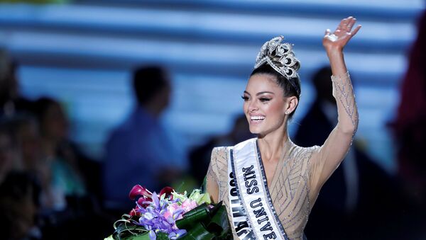Miss South Africa Demi-Leigh Nel-Peters waves after being crowned Miss Universe during the 66th Miss Universe pageant at Planet Hollywood hotel-casino in Las Vegas, Nevada, U.S. November 26, 2017 - Sputnik International