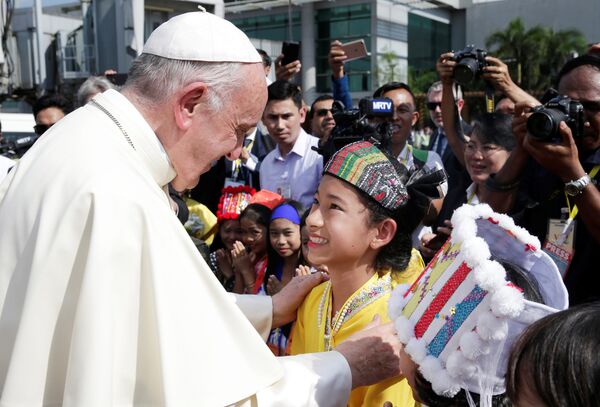 Pope Francis is welcomed as he arrives at Yangon International Airport, Myanmar  - Sputnik International