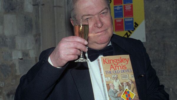 Sir Kingsley Amis celebrates in London Oct. 22, 1986 when he was awarded Britain's top honor for fiction - the 15,000 pounds (21,450 dollars) Booker Prize. - Sputnik International