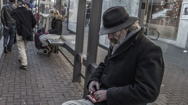 Elderly man at the bus stop - Sputnik International