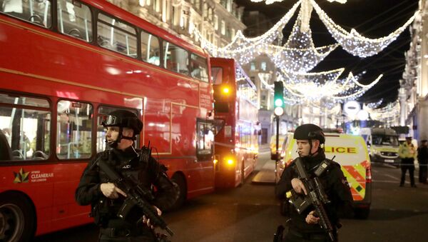 Armed police officersstand on Oxford Street, London, Britain November 24, 2017. - Sputnik International