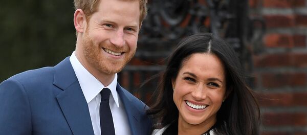 Britain's Prince Harry poses with Meghan Markle in the Sunken Garden of Kensington Palace, London, Britain, November 27, 2017 - Sputnik International
