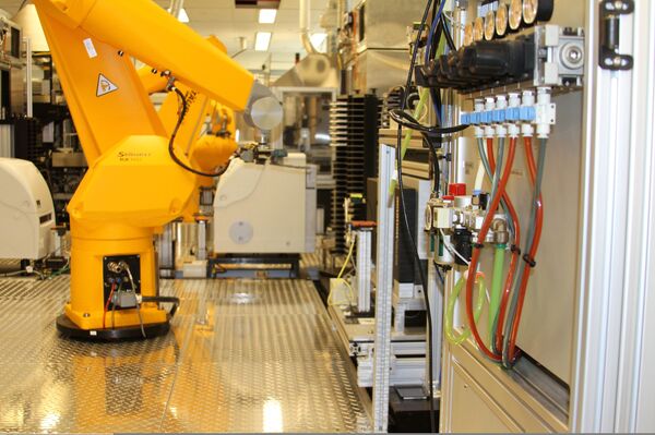 A high-throughput screening robot in NCATS’ laboratories - Sputnik International