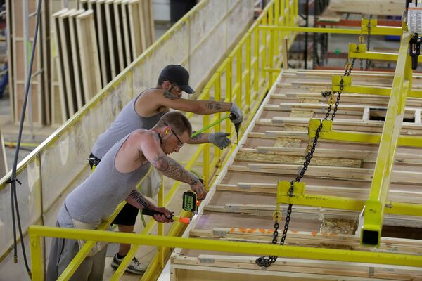 Workers build the roof of a single axel towable Pioneer traditional recreational vehicle at the Thor Industries Heartland RV Assembly Plant in Elkhart, Indiana, U.S. on June 13, 2017 - Sputnik International