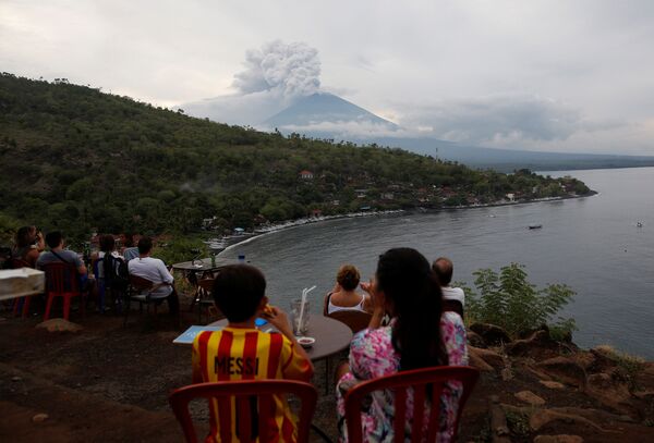 People watch Mount Agung volcano erupt from a cafe near Amed, Karangasem Regency, Bali, Indonesia November 28, 2017 - Sputnik International