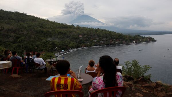 People watch Mount Agung volcano erupt from a cafe near Amed, Karangasem Regency, Bali, Indonesia November 28, 2017 - Sputnik International