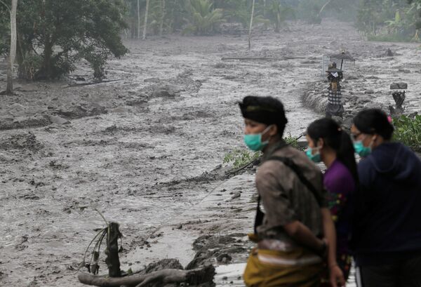  Villagers watch a river overflowing with water mixed with volcanic ash during the eruption of Mount Agung in Karangasem, Bali, Indonesia November 28, 2017 - Sputnik International
