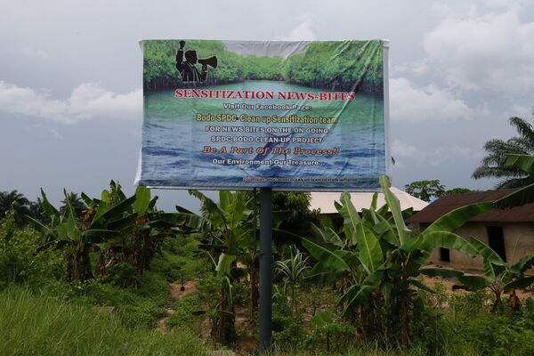 A signboard announces the clean-up by Shell-SPDC in Bodo Rivers State, Nigeria November 1, 2017 A signboard announces the clean-up by Shell-SPDC in Bodo Rivers State, Nigeria November 1, 2017 - Sputnik International