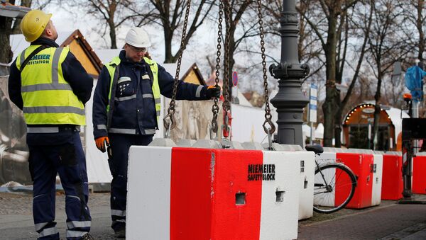 Workers install concrete barriers at the Christmas Market on Schloss Chartottenburg in Berlin, Germany, November 27, 2017 - Sputnik International