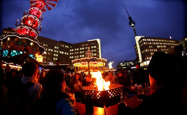People visit the Christmas market at Alexanderplatz square in Berlin, Germany, November 28, 2017 - Sputnik International