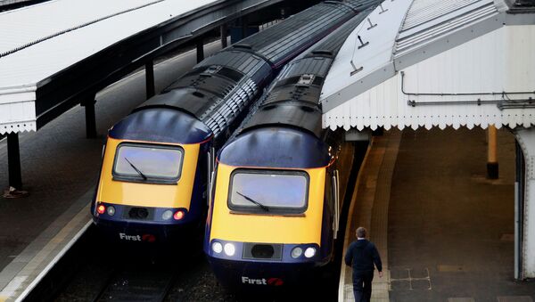 A worker passes First Great Western trains at Paddington Station in London November 21, 2010. - Sputnik International