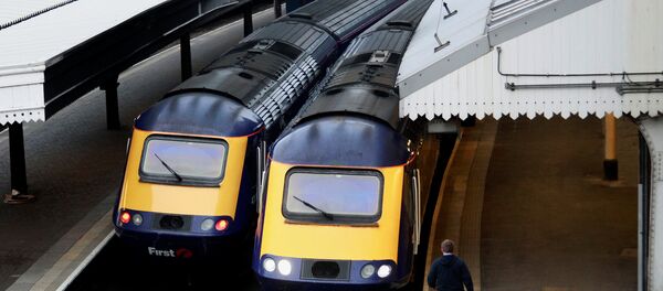 A worker passes First Great Western trains at Paddington Station in London November 21, 2010. A worker passes First Great Western trains at Paddington Station in London November 21, 2010. - Sputnik International