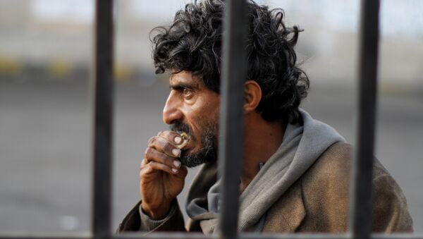 A homeless Yemeni man is seen on a street in Sanaa, Yemen November 24, 2017. - Sputnik International