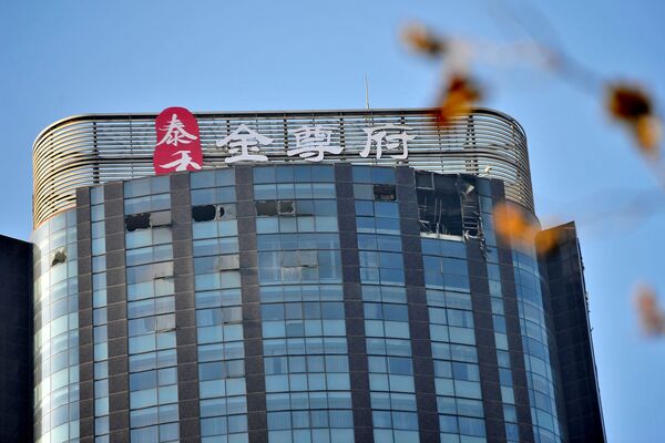 Damage to a skyscraper can be seen after a fire broke out around 4 a.m. on the 38th floor of a serviced apartment, in Tianjin, China December 1, 2017 - Sputnik International