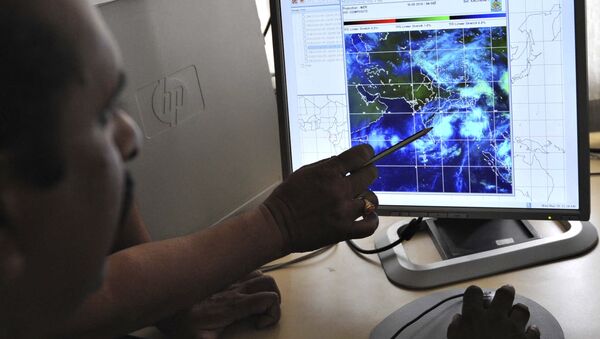 Meteorologists keep tabs on cyclone on a computer screen at the Indian Meteorological Department (IMD) (File) - Sputnik International