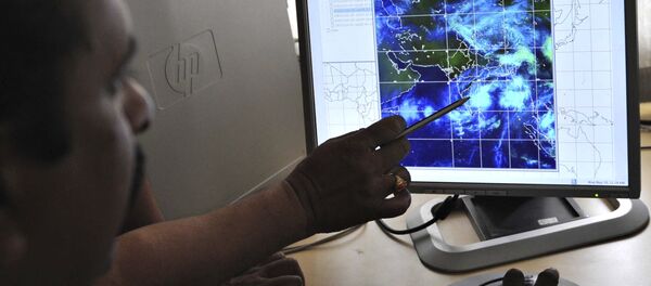 Meteorologists keep tabs on cyclone on a computer screen at the Indian Meteorological Department (IMD) (File) - Sputnik International