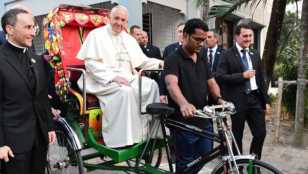 Pope Francis takes a ride in a rickshaw during the second day of his visit to Bangladesh, in Dhaka on December 1, 2017 - Sputnik International