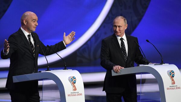 FIFA president Gianni Infantino, left, and Russian President Vladimir Putin open the 2018 soccer World Cup draw in the Kremlin in Moscow - Sputnik International