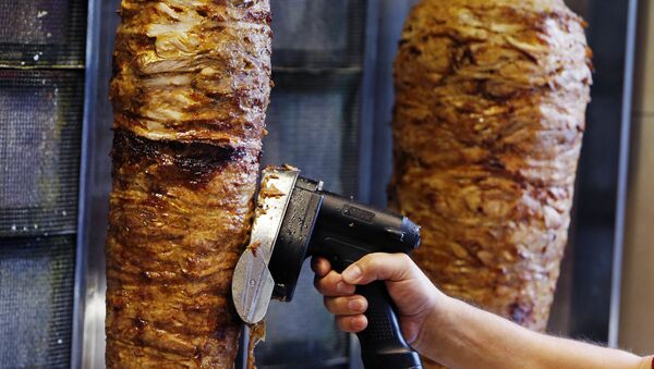 A man slices cuts of meat from a rotisserie Doner spit inside a Doner restaurant in Frankfurt, Germany, Thursday, Nov. 30, 2017 - Sputnik International