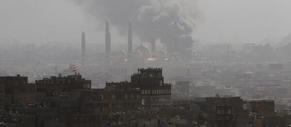Smoke rises during the battle between former Yemeni President Ali Abdullah Saleh's supporters and the Houthi fighters in Sanaa, Yemen December 2, 2017 Smoke rises during the battle between former Yemeni President Ali Abdullah Saleh's supporters and the Houthi fighters in Sanaa, Yemen December 2, 2017 - Sputnik International