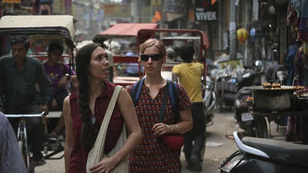 In this Tuesday, April 2, 2013 photo, foreign tourists walk on a street near the railway station in New Delhi, India - Sputnik International